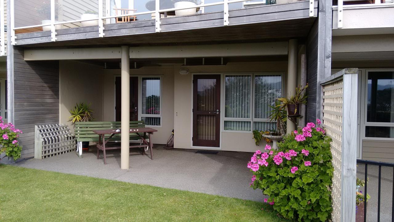 Seascape Bed & Breakfast Paraparaumu Bagian luar foto